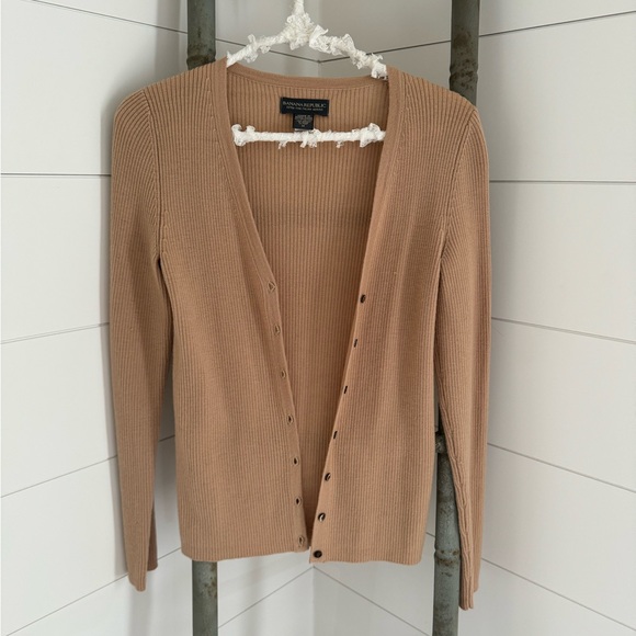 Banana Republic Tan knit button cardigan sweater.
Excellent condition. Size M - Picture 1 of 6